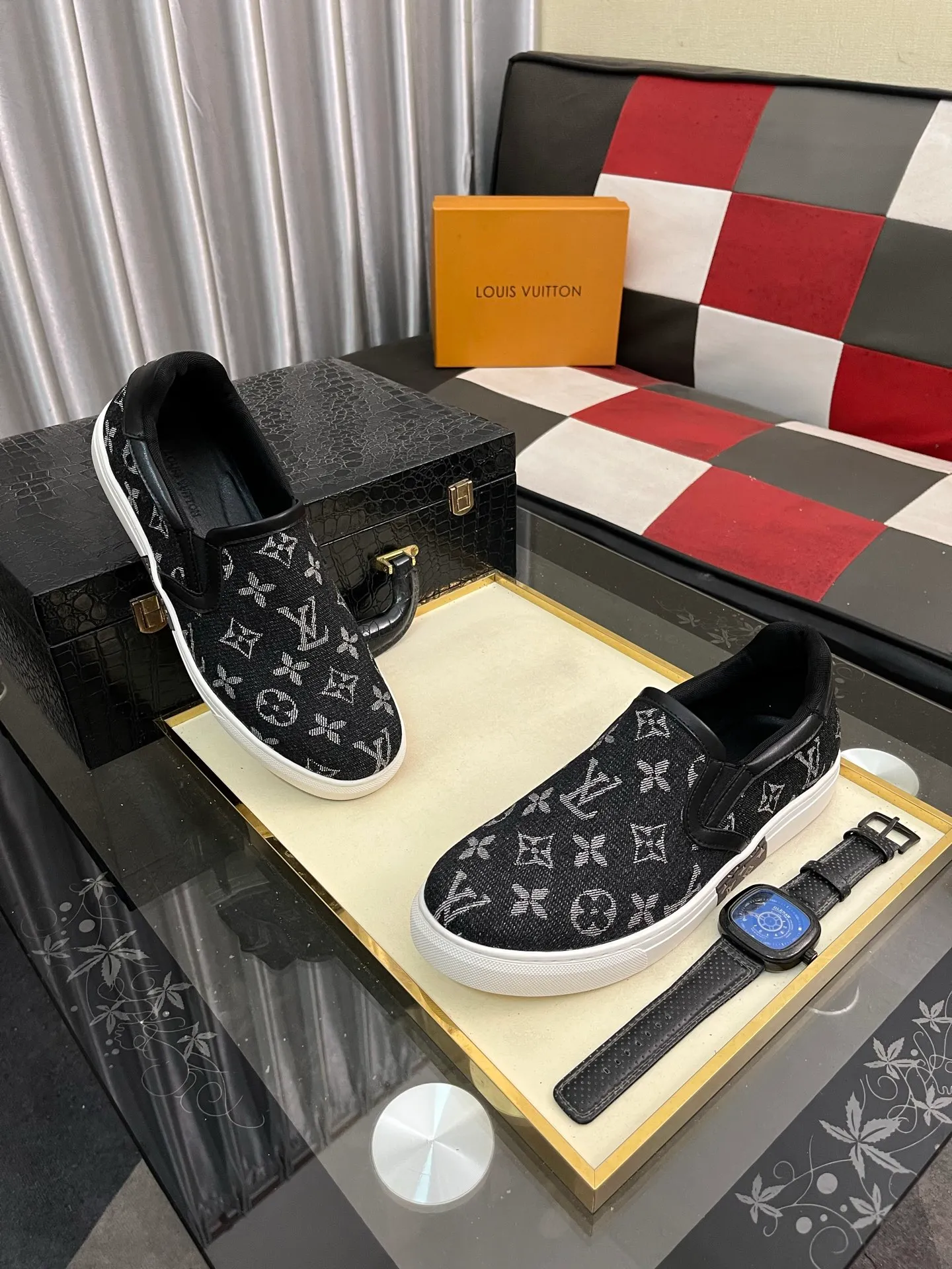 Men's shoes 💰400⌚️⌚️LV's new men's high-end casual sports shoes, using imported first-layer cowhide silk screen printing brand lougou, original ultra-light tpu outsole, wear-resistant and comfortable, Monogram lougou embellished rubber outsole, breathable mesh lining, versatile classic style! Size: 38-442️⃣Colors available
